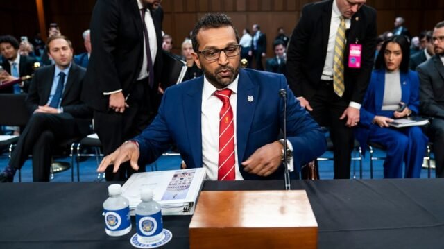 El FBI dispara agentes que se arrodillaron durante 2020 protestas de justicia racial
