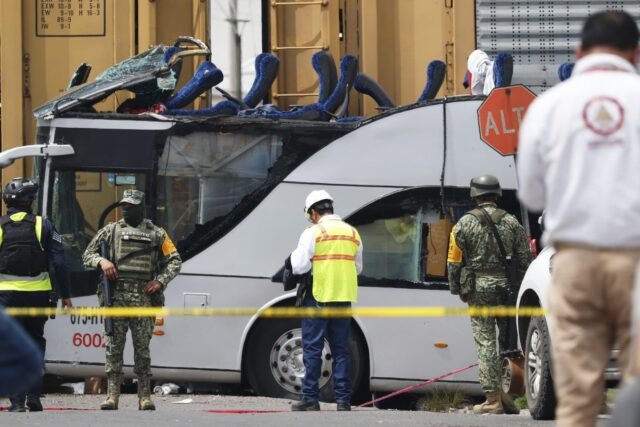 El tren de carga se estrella contra un autobús a las afueras de la Ciudad de México y mata al menos a 10 personas

