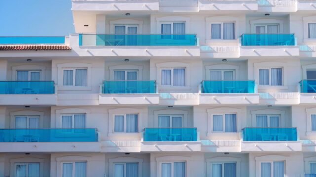 La tragedia en la españa Costa Blanca después de la niña de 'somnole', de 4 años, muere en el balcón del quinto piso de horror caída
