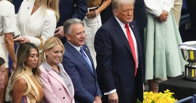 La visita abierta de los Estados Unidos de Trump boos y largas líneas de seguridad
