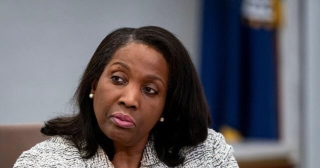 Las reglas de la jueza federal, Lisa Cook, puede permanecer en gobernador alimentado por ahora mientras Trump intenta despedirla
