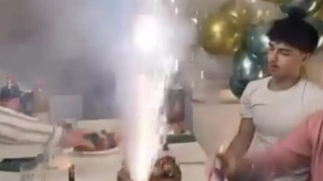 Momento de choque Party Light Birthday Birthday Velas que resultan ser fuegos artificiales que los dejan gritando mientras la habitación se llena de explosiones
