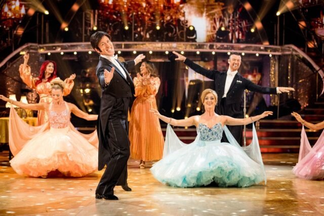 Strictly Come Dancing 2025 - Live: Vicky Pattison y Kai Widdrington Glitter debut
