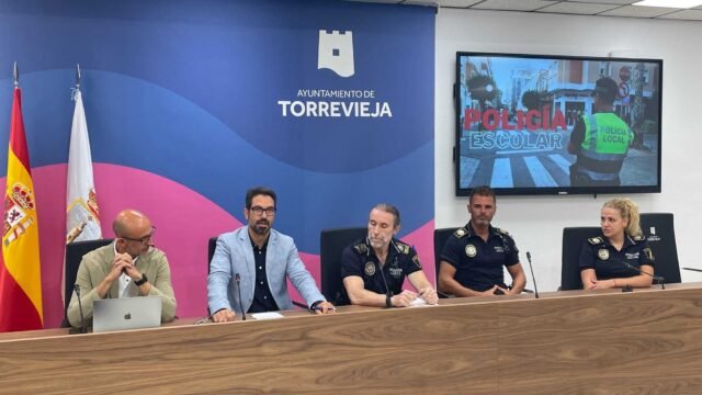 Torrevieja lanza una nueva unidad de patrulla escolar para fortalecer la seguridad de los estudiantes y prevenir el absentismo

