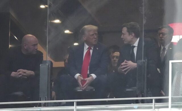 Trump, Musk se reúne en Kirk Memorial
