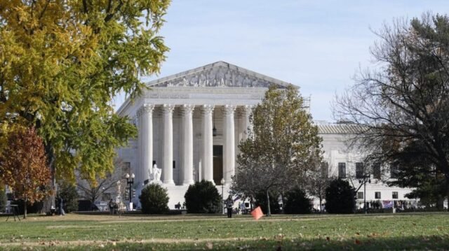 Trump le pide a la Corte Suprema que permita el despido del Comisionado de la FTC 
