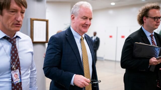 Van Hollen dice que los demócratas no van a escribir un cheque en blanco 'para evitar el cierre

