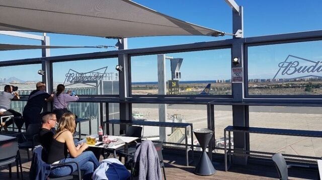 ¿Por qué todavía se permite el alcohol en vuelos y en los aeropuertos?
