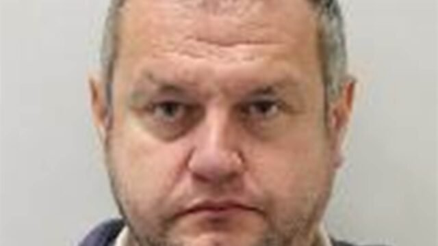 Árbitro de la liga de fútbol inglés Gareth Viccars, de 47 años, se presa de las adolescentes como un hombre de línea encarcelado

