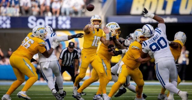 Chargers pisoteados por el destacado corredor Jonathan Taylor en derrota ante Colts

