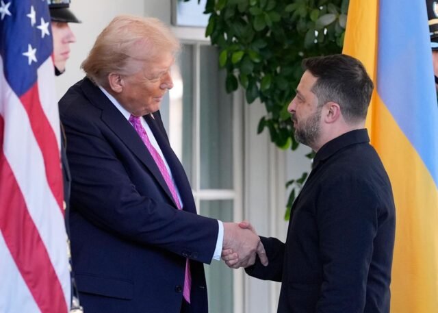 Drones ucranianos atacan una importante planta de gas rusa mientras Trump dice que Kyiv podría tener que cambiar tierra por paz
