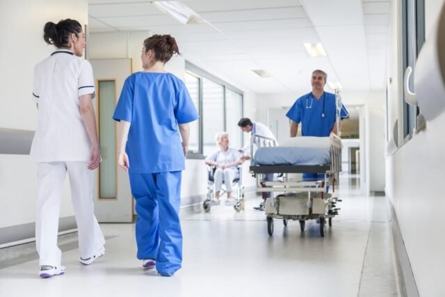 El Hospital de Torrevieja invierte 309.000 euros para renovar el 40% de sus camas
