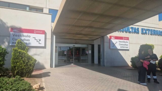 El Hospital de Torrevieja reduce a la mitad la seguridad nocturna para financiar el servicio 24 horas en el Centro de Salud Acequión
