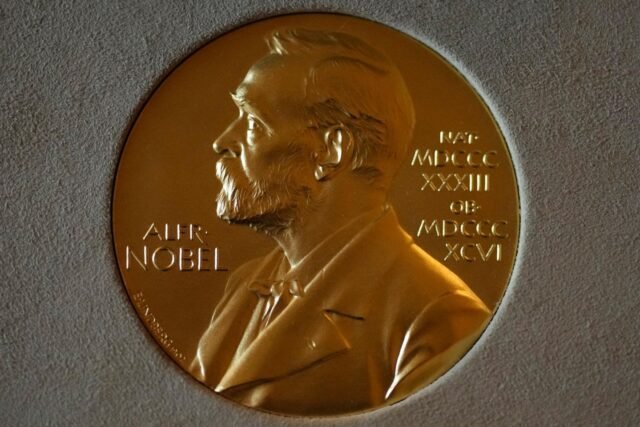El Premio Nobel de Física es para tres científicos cuyo trabajo avanzó la tecnología cuántica
