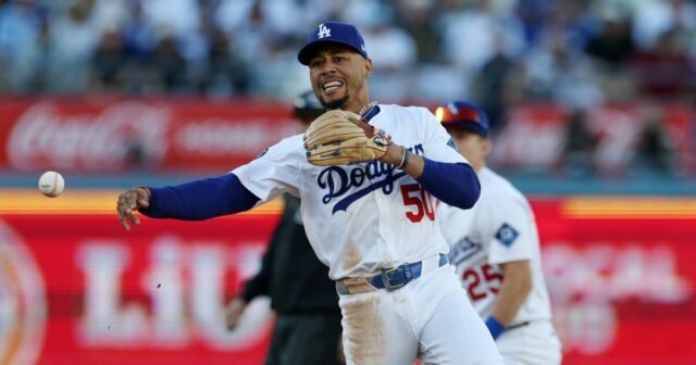 El fildeo (y el bateo) del finalista del Guante de Oro, Mookie Betts, tiene a los Dodgers en posición para barrer

