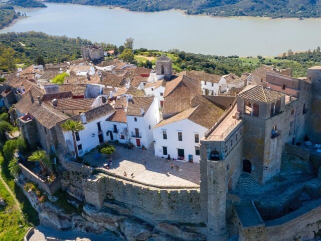 El pueblo castillo de Cádiz y el sendero de las mariposas en la selva sur
