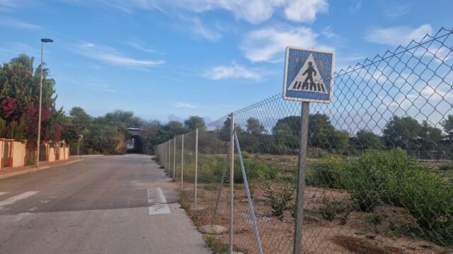 Furia en la zona de inundación: Desarrollador cerca terrenos públicos en Orihuela Costa en medio de una tormenta inmobiliaria
