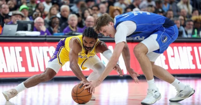 Gabe Vincent está caliente desde tres en la derrota de pretemporada de los Lakers
