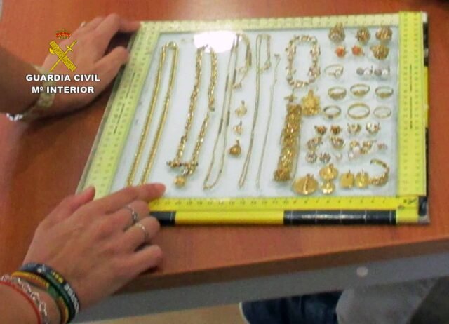 Guardia Civil recupera casi 100 artículos de joyería robada en San Javier
