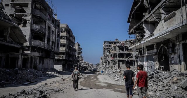 Israel lanza ataques de represalia en Gaza después de decir que Hamás atacó a sus fuerzas y mató a 2 soldados de las FDI.
