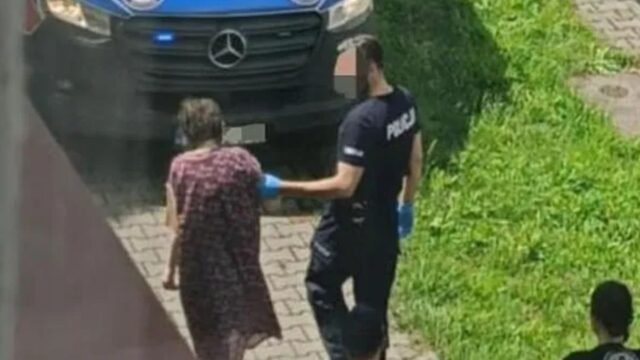La policía encuentra a una mujer demacrada "a días de morir" después de que "sus propios padres la encerraron" hace 27 AÑOS
