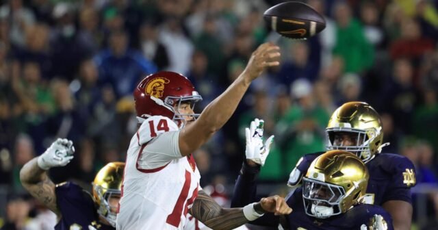 Las esperanzas de playoffs de la USC reciben un gran golpe en la derrota ante su rival Notre Dame
