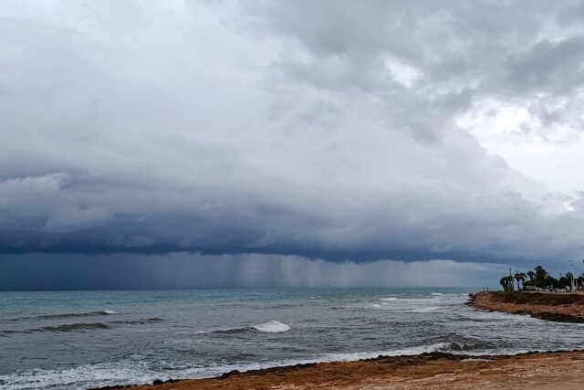Las fuertes lluvias continuarán durante el fin de semana con alerta naranja para la Comunidad Valenciana el sábado
