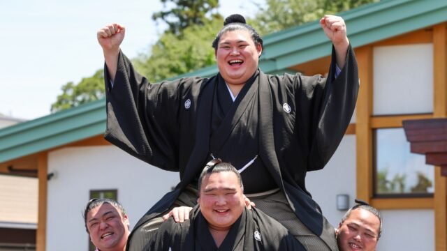 Los fanáticos del sumo advirtieron que podrían ser APLASTADOS por la caída de los luchadores mientras el Reino Unido organiza un torneo por primera vez en 34 años.
