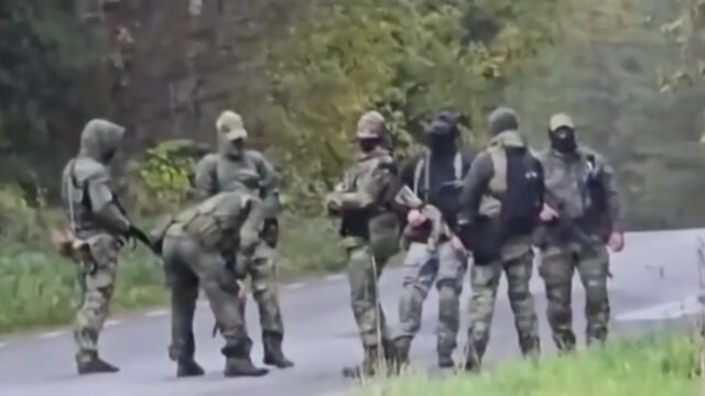 Los temores de que los "hombrecitos verdes" de Putin acechen en la frontera de la OTAN con Rusia provocan el cierre de la frontera para evitar una "escalada"
