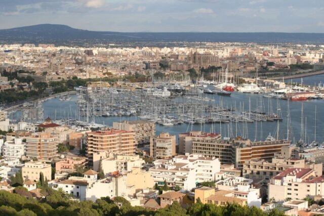 Mallorca toma medidas enérgicas contra los albergues juveniles y los barcos de fiesta
