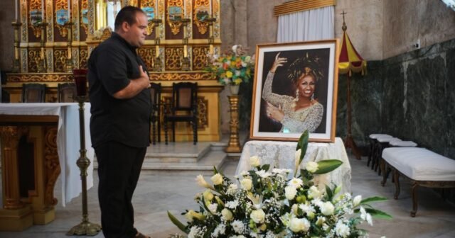 Misa en honor a la cantante de salsa Celia Cruz atrae a cientos de personas en Cuba después de que las autoridades suspendieran su presentación
