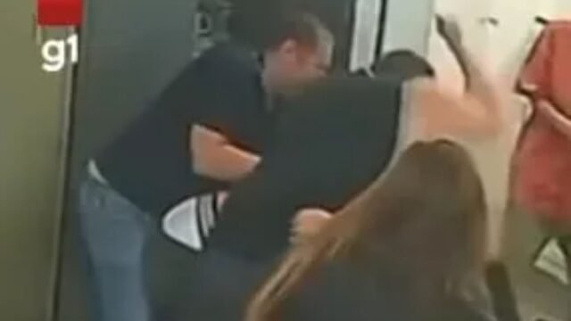 Momento impactante: el padre de una colegiala GOLPE a la maestra hasta convertirla en pulpa después de que la regañaran por usar su teléfono en clase
