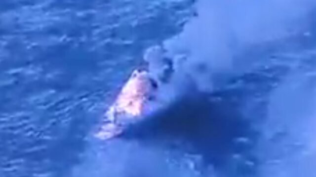 Momento impresionante de Narco-Boat de las bombas Us cargadas de drogas que se aceleran a través del agua que mata 4 en la costa de Venezuela
