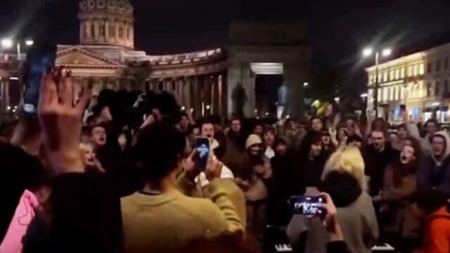 Multitudes de rusos pacifistas exigen que Putin sea derrocado mientras una rara muestra de ira pública contra el tirano toma las calles
