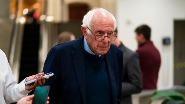 Sanders en el mitin 'No Kings': los megamillonarios han 'secuestrado' la economía
