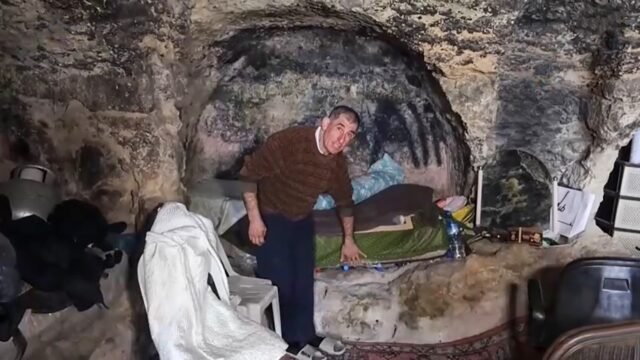Soy un cavernícola moderno con una cocina completa en mi casa de roca.
