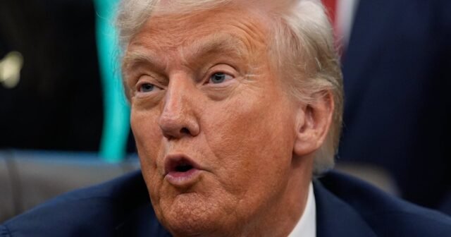 Trump se burla de una ampliación monumental a la capital de la nación en una publicación de medianoche sin palabras
