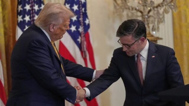 Trump y el Partido Republicano envían mensajes de cierre divergentes sobre el valor de los trabajadores federales
