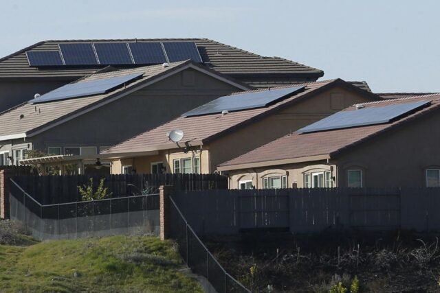 Vender el sol: una empresa estadounidense está construyendo espejos satelitales para mantener los parques solares en funcionamiento después del anochecer
