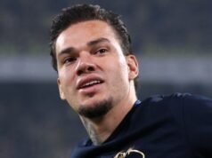 La leyenda del fútbol Neil Warnock posa para una foto con el ‘fanático’ Príncipe William después de que la realeza ayudara al club de fútbol local varado