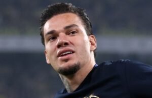 La leyenda del fútbol Neil Warnock posa para una foto con el ‘fanático’ Príncipe William después de que la realeza ayudara al club de fútbol local varado