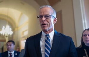 El Senado celebra una rara sesión el sábado destinada a poner fin al cierre del gobierno y se volverá a reunir el domingo El Senado celebra una rara sesión el sábado destinada a poner fin al cierre del gobierno y se volverá a reunir el domingo