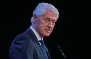 Epstein en un correo electrónico recientemente publicado dijo que Bill Clinton nunca estuvo “en la isla” Epstein en un correo electrónico recientemente publicado dijo que Bill Clinton nunca estuvo "en la isla"