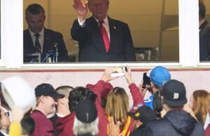 Trump se convierte en el primer presidente en funciones que asiste a un partido de temporada regular de la NFL en casi 50 años Trump se convierte en el primer presidente en funciones que asiste a un partido de temporada regular de la NFL en casi 50 años