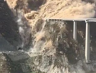 bridge-disaster-staggering-moment-2-1037804439.webp.jpg Momento de terror: un grupo de 'LOBOS robots' armados irrumpe en el campo de batalla mientras los robots lideran la gigantesca fuerza de invasión de Taiwán de China