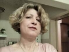 Baker, de 49 años, murió estrangulada después de que su bufanda quedara atrapada en una máquina amasadora mientras la limpiaba. Baker, de 49 años, murió estrangulada después de que su bufanda quedara atrapada en una máquina amasadora mientras la limpiaba.