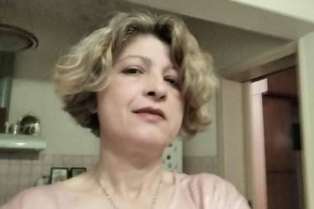 newspress-collage-f96jonyay-1763073726167.jpg Baker, de 49 años, murió estrangulada después de que su bufanda quedara atrapada en una máquina amasadora mientras la limpiaba.