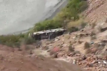 newspress-collage-wraklhemi-1762961421738.jpg Al menos dos muertos y 18 heridos cuando un camión arrasó 500 pies entre una multitud en un mercado al aire libre en Corea del Sur