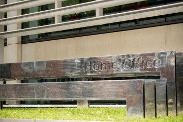 sign-home-office-city-westminster-1036538501.jpg Salvé a una mujer embarazada que el mundo veía colgando de la ventana de Bataclan... ahora somos como hermanos, dice sobreviviente en su décimo aniversario
